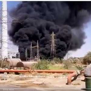 ألسنة اللهب تشتعل في محطة الطاقة في الأحواز