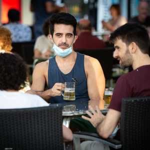 امتلأت الحانات بعد التخفيف التدريجي للقيود.