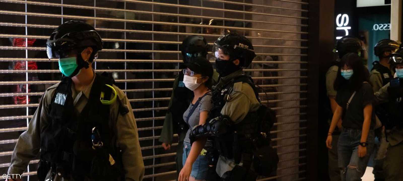 عناصر من الشرطة في هونغ كونغ تعتقل إحدى المعارضات للقانون
