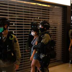 عناصر من الشرطة في هونغ كونغ تعتقل إحدى المعارضات للقانون