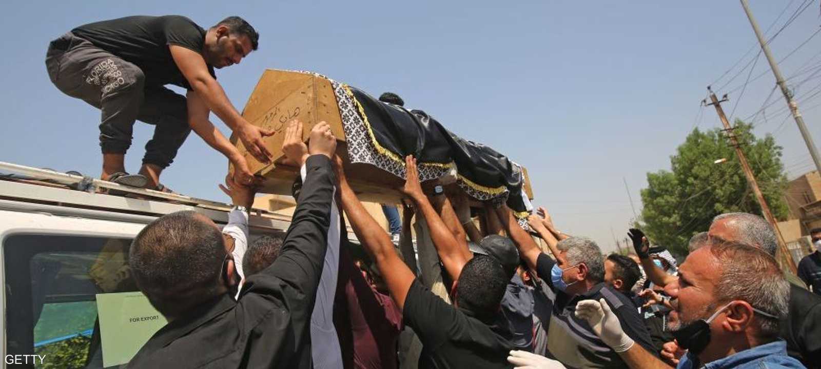 رئيس الوزراء العراقي تعهد بملاحقة قتلة الهاشمي.