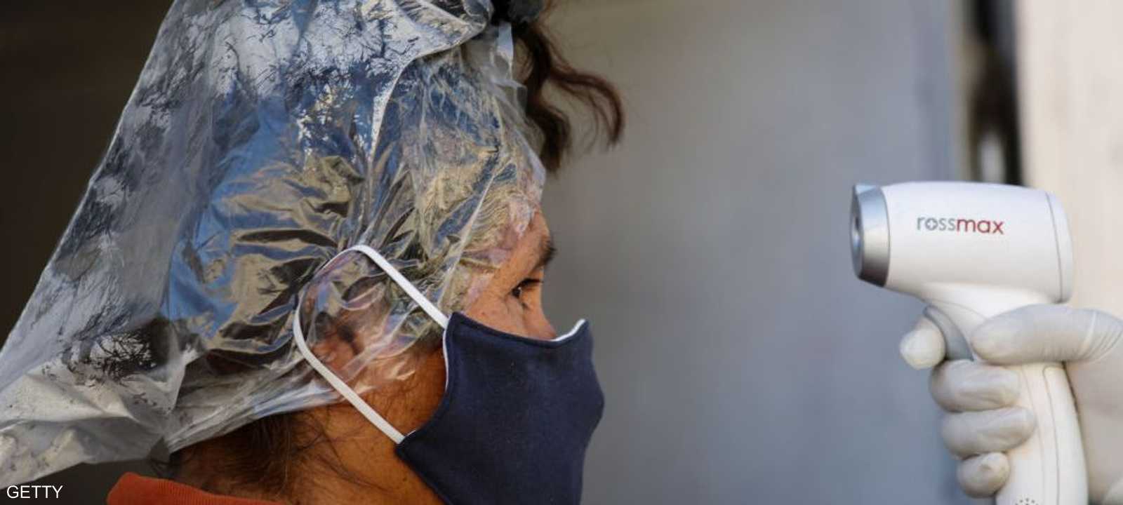 الفيروس ينتقل في الأساس من شخص إلى آخر من خلال الرذاذ الصغير