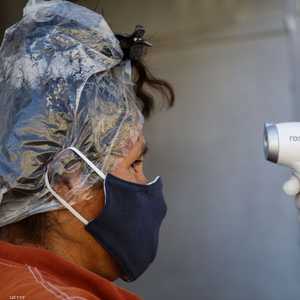 الفيروس ينتقل في الأساس من شخص إلى آخر من خلال الرذاذ الصغير