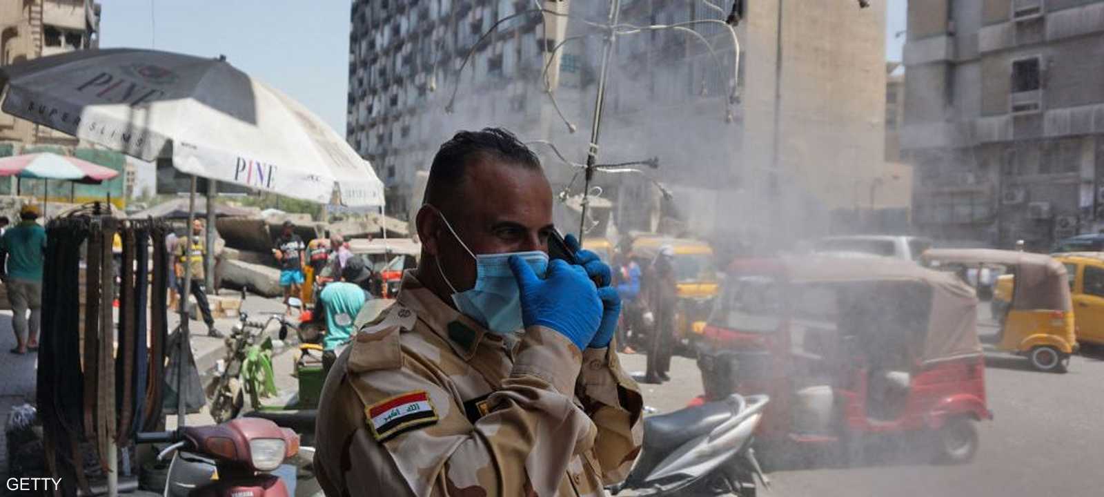 شرطي عراقي يرتدي كمامة واقية في العاصمة بغداد