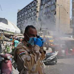 شرطي عراقي يرتدي كمامة واقية في العاصمة بغداد