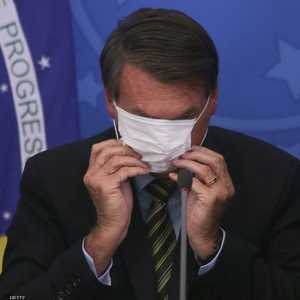 بولسونارو يحاول وضغ الكمامة الطبية