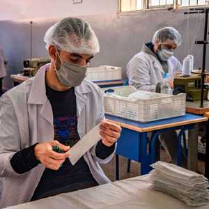 السجناء يساهمون في إنتاج الكمامات