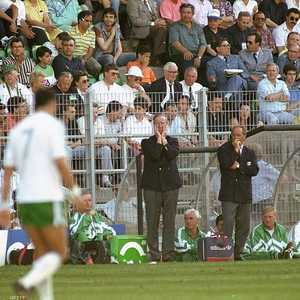 تشارلتون ويداه على وجهه يتابع مباراة إيرلندا ومصر بالمونديال