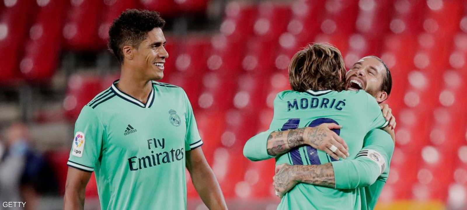 فاز ريال مدريد المتصدر بصعوبة 2-1 على غرناطة