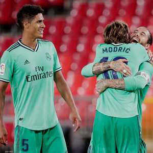 فاز ريال مدريد المتصدر بصعوبة 2-1 على غرناطة