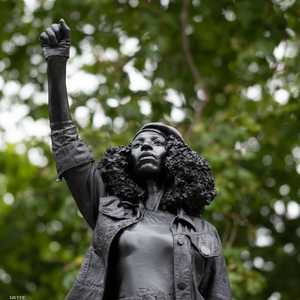 التمثال جرى وضعه يوم الأربعاء