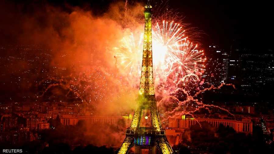 الألعاب النارية السنوية التي يتم عرضها فوق برج إيفل اقتصرت على مشاهدي التلفزيون فقط، لأن مجلس بلدية باريس أغلق وسط المدينة.