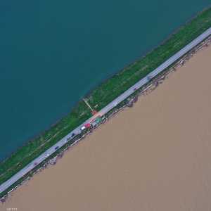 بحيرة بويانغ أصبحت بلونين بسبب الفيضانات الغزيرة