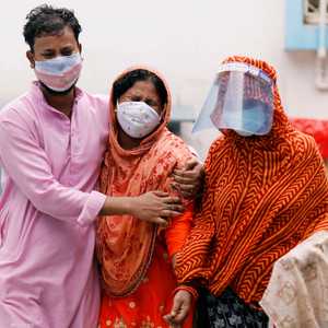 هنود يبكون قريبا لهم توفي بكورونا في العاصمة نيودلهي