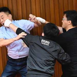 أعضاء الحزب الحاكم في تايوان (يمين) يشتبكون مع نائب معارض