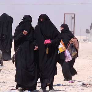 صراع محتدم بين نساء داعش بمخيم الهول بالحسكة