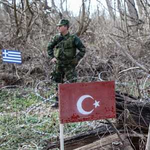 جندي يوناني على الحدود مع تركيا.
