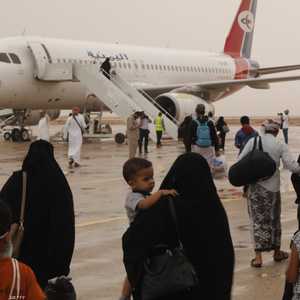 طائرة الخطوط اليمنية نقلت العالقين