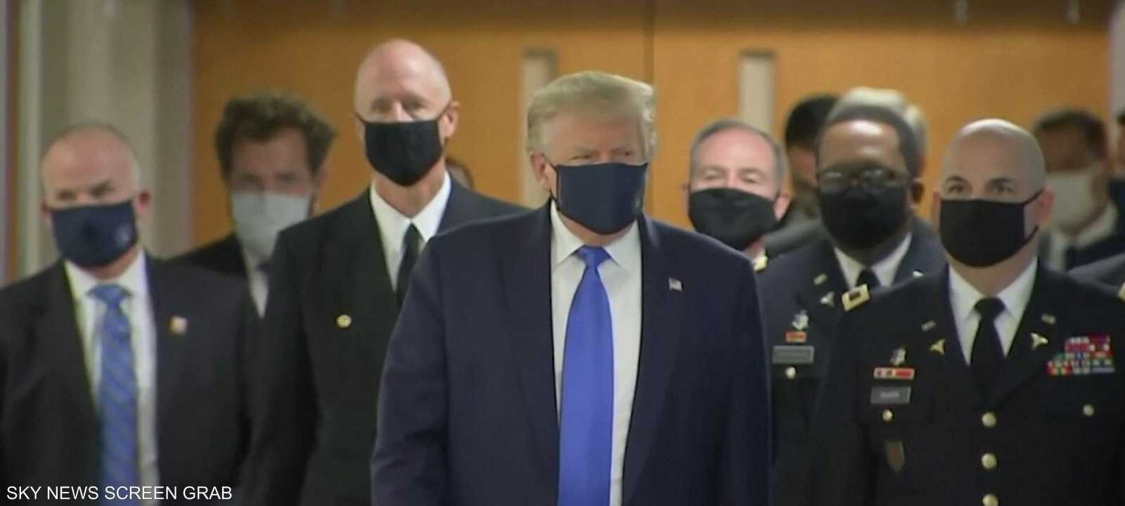 ترامب مرتديا الكمامة في مناسبة سابقة