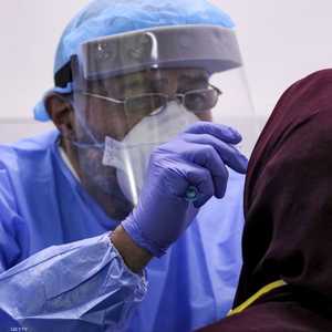 أحد الأطباء اللبنانيين يعالج مريضة