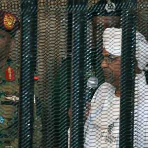 البشير في قفص الاتهام خلال إحدى جلسات محاكمته