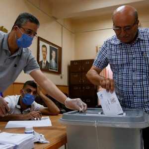 ناخب يدلي بصوته في الانتخابات التشريعية بسوريا