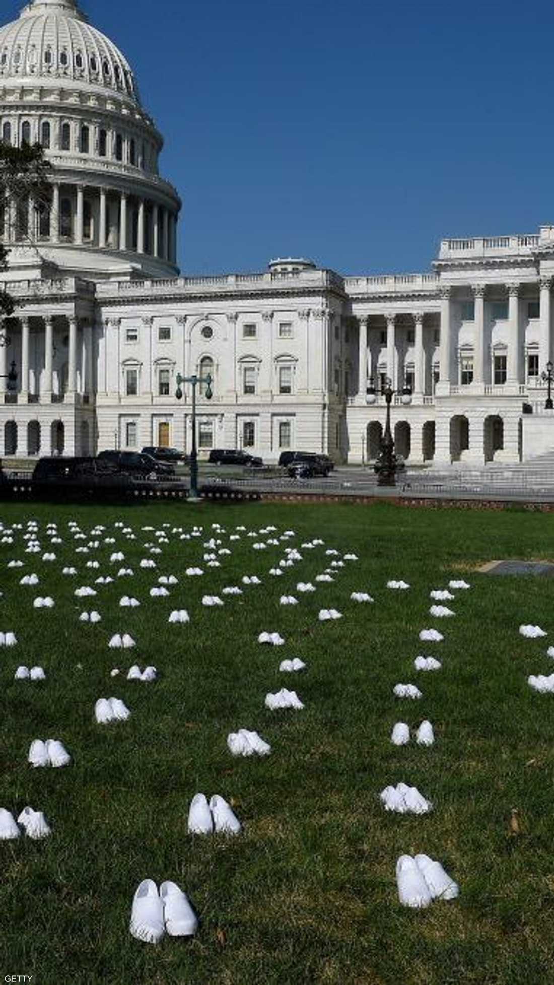 نشرت نقابة للعاملين في مجال التمريض 164 زوج حذاء من اللون الأبيض أمام الكونغرس الأميركي في واشنطن.