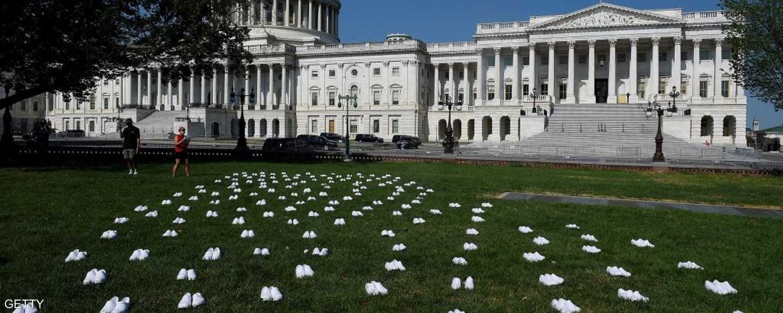 نشرت نقابة للعاملين في مجال التمريض 164 زوج حذاء من اللون الأبيض أمام الكونغرس الأميركي في واشنطن.