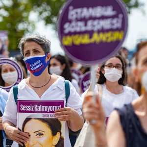 تظاهرة في إسطنبول رفضا للعنف ضد المراة