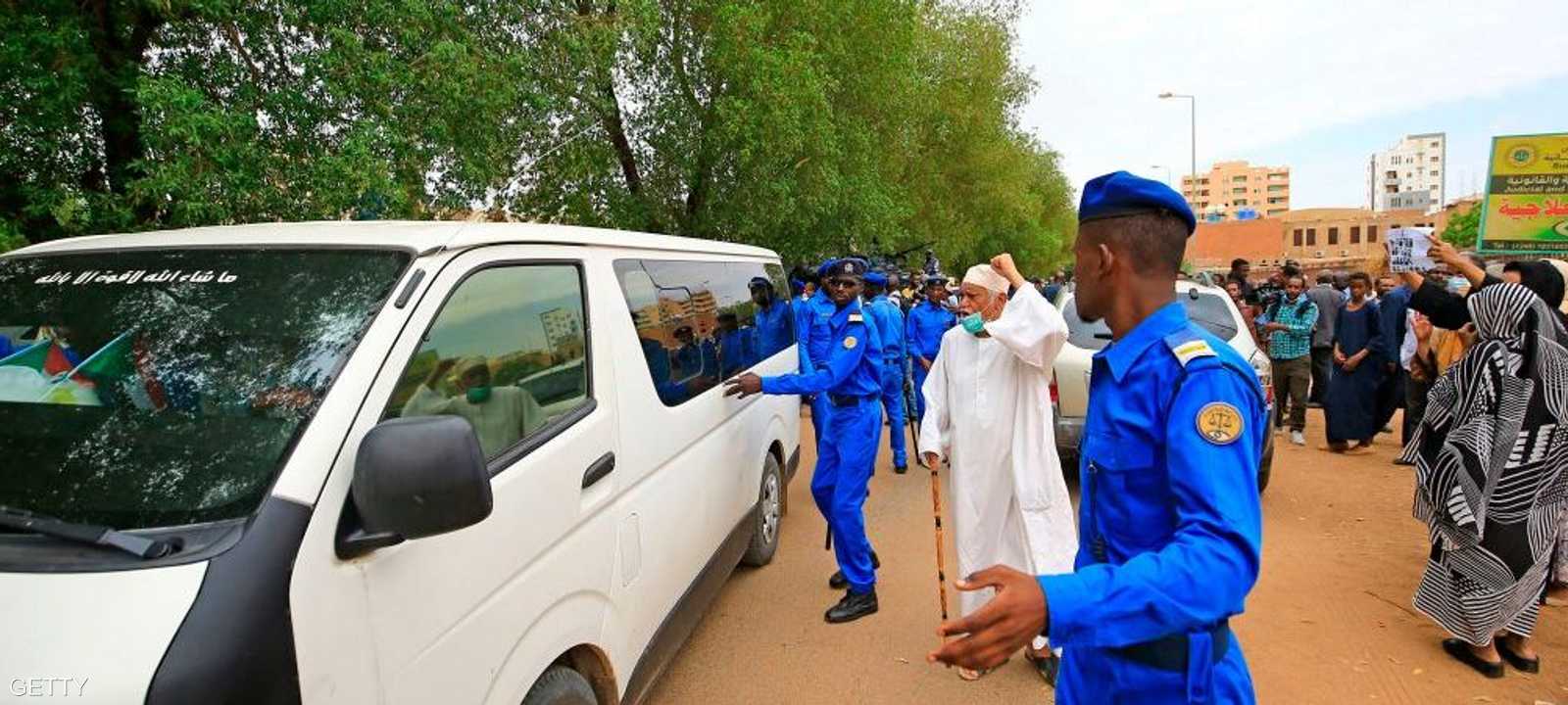 سيارة تقل الرئيس السوداني المخلوع عمر البشير