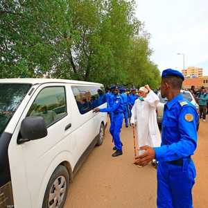 سيارة تقل الرئيس السوداني المخلوع عمر البشير