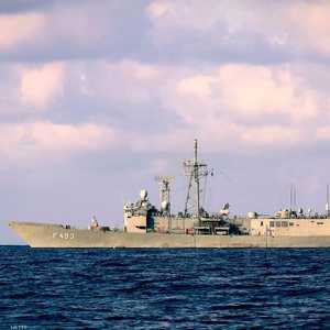 سحب السفن الحربية جاء بعد تحذير شديد اللهجة من آثينا