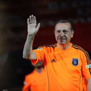 أردوغان مرتديا زي فريق إسطنبول باشاك شهير- أرشيف