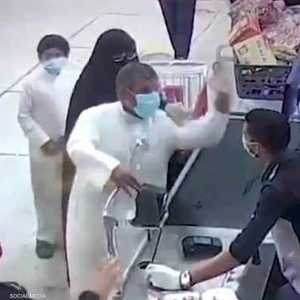 الواقعة أثارتردود فعل غاضبة وموجة تعاطف مع الموظف المصري