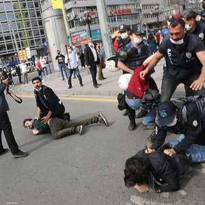 عناصر من الشرطة التركية يعتقلون مدنيين