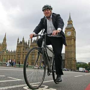رئيس الوزراء البريطاني يشجع المواطنين على ركوب الدراجات