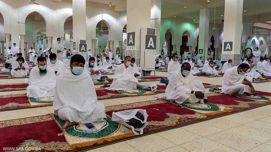 أخذ "ضيوف الرحمن" أماكنهم مع الالتزام بالتباعد المكاني في المسجد الذي تبلغ مساحته 110 آلاف متر مربع .