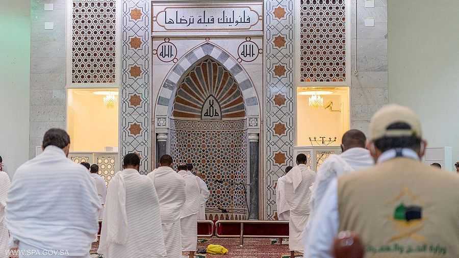 توافد حجاج بيت الله الحرام إلى مسجد نمرة في مشعر عرفات، الخميس، لأداء صلاتي الظهر والعصر جمعا وقصرا.