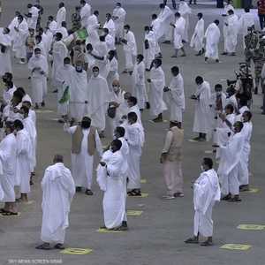 رمي جمرة العقبة الكبرى بدأ مع بزوغ نهار الجمعة.