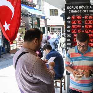 الليرة التركية تواصل انخفاضها أمام الدولار