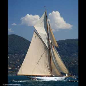 سارية القارب يزيد ارتفاعها على 50 مترا