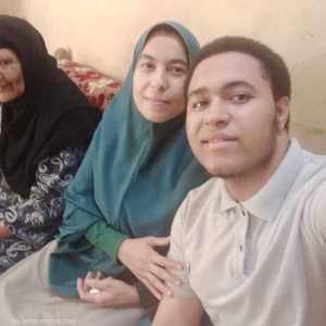 الطالب أحمد السيد يحتفل مع أسرته بالنجاح