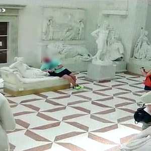 السائح اتكأ على التمثال أكثر مما ينبغي