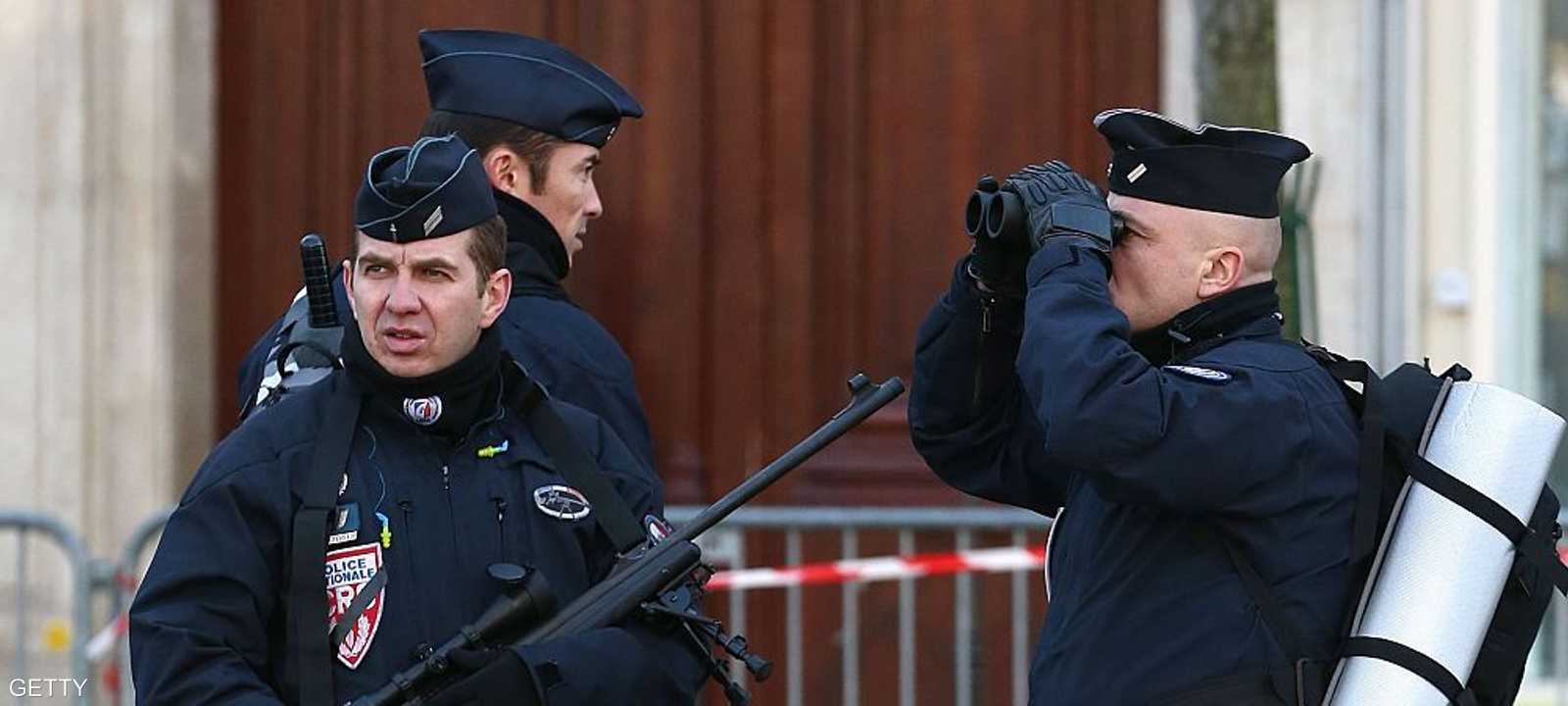 ضباط من وحدة التدخل السريع بالشرطة انتشروا في المنطقة