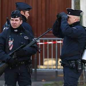 ضباط من وحدة التدخل السريع بالشرطة انتشروا في المنطقة