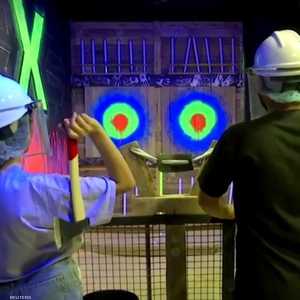 أردنيون يلجأون للعبة رمي الفؤوس للتنفيس عن مخاوفهم من كورونا