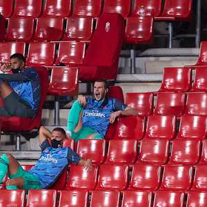 بيل على المدرجات خلال مباريات الفريق بالدوري