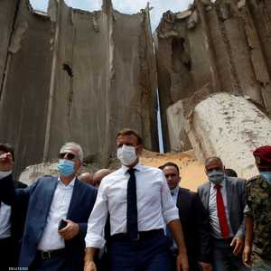 ماكرون خلال تفقده لأضرار انفجار مرفأ بيروت