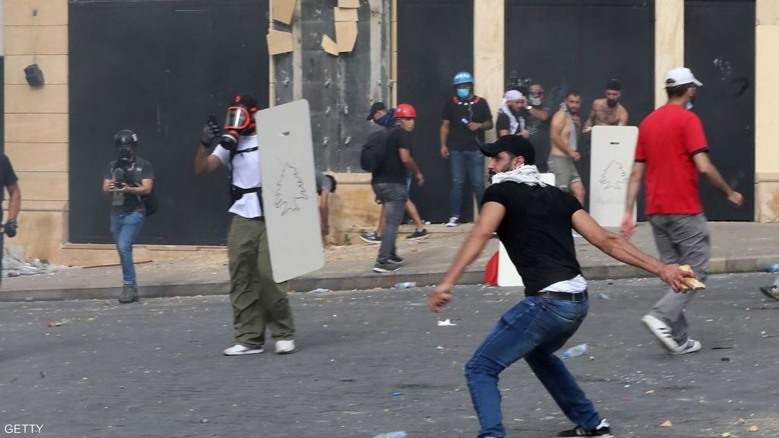 رشق مشاركون في التظاهرة قوات الأمن اللبناني بالحجارة.