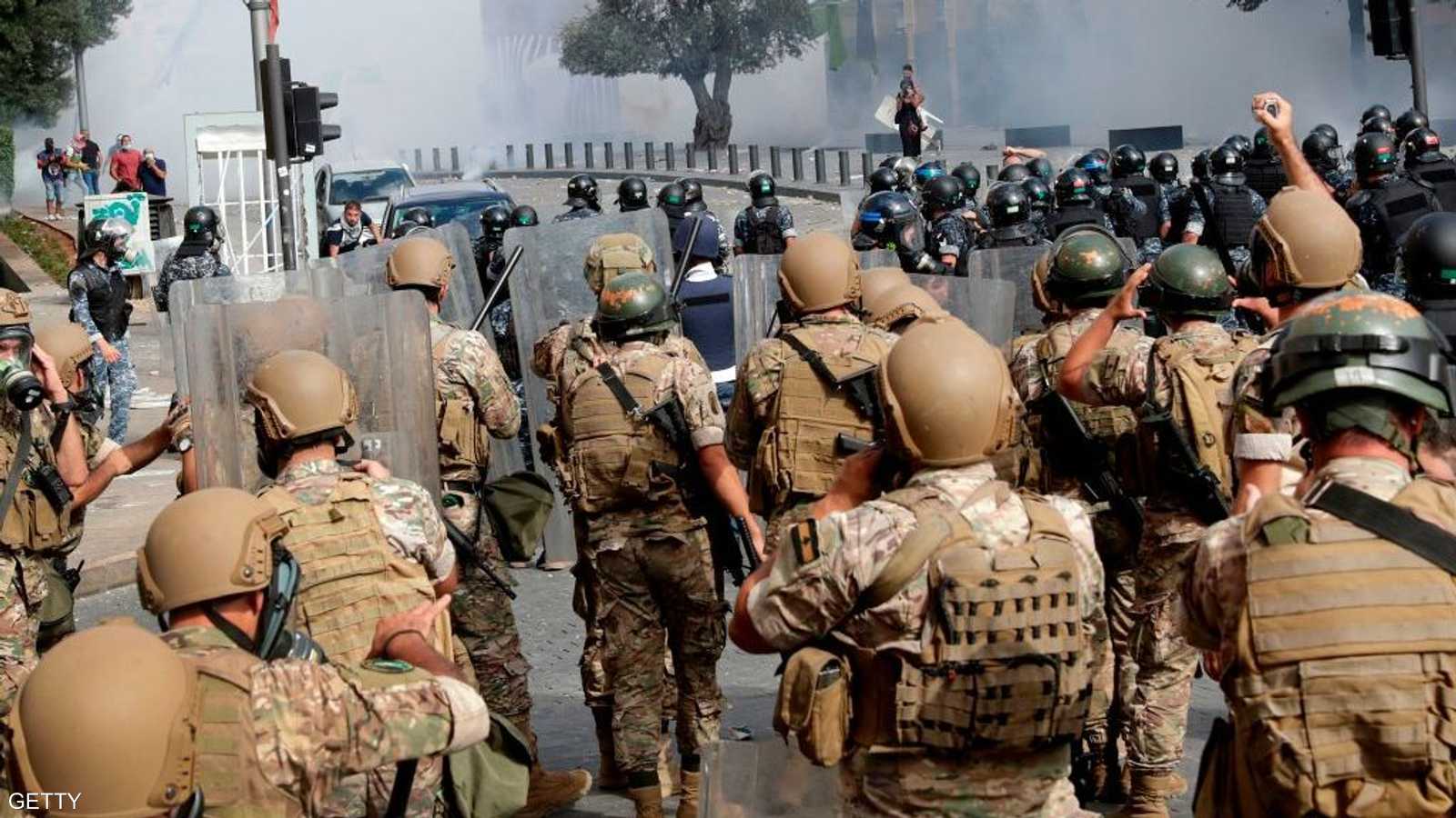 شدد الجيش اللبناني في بيان له على ضرورة سلمية التعبير والابتعاد عن قطع الطرق والحفاظ على الأملاك العامة.